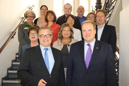 Empfang im Regionshaus: Regionspräsident Hauke Jagau und der Münchner Landrat Christoph Göbel zusammen mit Mietgliedern des Kreistags und der Kreisverwaltung des Landkreises München sowie Regionsabgeordneten