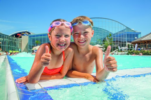 TE_Wellenbad_Außenpool_Kinder Daumen hoch.jpg