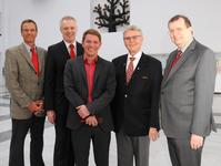 Pressekonferenz zur Einrichtung der Stiftungsprofessur für Wirtschaftskommunikation. Zum Gruppenbild versammeln sich (v.l.): Prof. Dr. Ralf Jahn (Hauptgeschäftsführer der IHK Würzburg-Schweinfurt), Bernd Fröhlich (Vorstandsvorsitzender der Sparkasse Mainfranken Würzburg), Prof. Dr. Kim Otto (Inhaber der Professur), Dr. Kurt Eckernkamp (Vogel Stiftung Dr. Eckernkamp) und Unipräsident Alfred Forchel (Foto: Gunnar Bartsch)