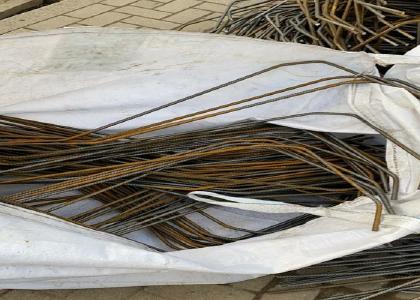 Recycling ist nicht erst seit Kurzem eines der ganz großen Themen unserer Zeit. Wir können es uns gerade in unserer Wegwerfgesellschaft nicht länger leisten, Rohstoffe nach ihrer ersten Nutzung ungenutzt zu verschrotten. Die Schrottankauf Dinslaken ist darauf spezialisiert, Schrott beim Kunden abzuholen und ihn den Wiederaufbereitungsanlagen nach einer entsprechenden Vorsortierung zu überlassen. Durch diese Tätigkeit wird gewährleistet, dass die wertvollen Bestandteile des Schrotts zurück in den