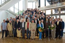 Zu einem Gruppenbild stellten sich die Goldenen Meister 2017 mit Innungsobermeistern sowie Präsident Alois Jöst (9. von rechts), den Vizepräsidenten Klaus Hofmann (3. von rechts) und Martin Sättele (4. von links), Ehrenvizepräsident Gerhard Höfler (5. von rechts) sowie Hauptgeschäftsführer Jens Brandt (6. von rechts) und Kreishandwerksmeister Markus Franz (4. von rechts), Bild: Thomas Raffler