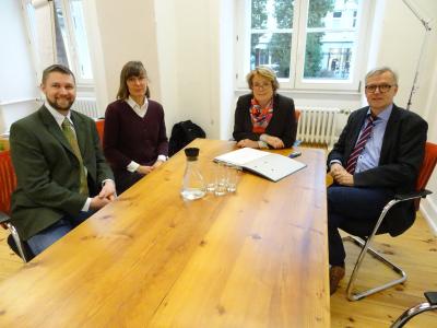 v.l.n.r. Philipp Verpoorten (Sachgebietsleiter Waldpädagogik bei den NLF), Frau Dr. Sabine Ammer (Dozentin für Waldpädagogik), Frau Prof. Dr. D. Bührmann (Vizepräsidentin der Uni Göttingen) und Dr. Klaus Merker (Präsident der Niedersächsischen Landesforsten)