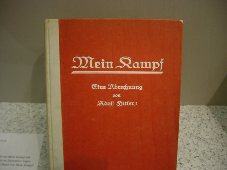 Erstausgabe_von_Mein_Kampf.jpg