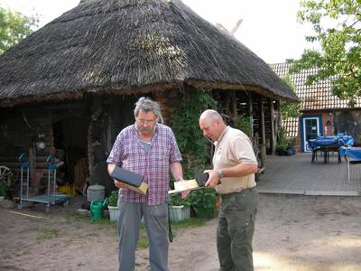 Übergabe Fledermauskästen