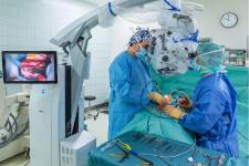 Neues Operationsmikroskop im Einsatz bei einer neurochirurgischen Operation (Foto: Markus Kümmerle)