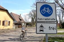 Mit diesem Zusatzzeichen kann eine Fahrradstraße für Fahrzeuge freigegeben werden. Diese dürfen Fahrräder weder behindern, noch gefährden / Foto: ARCD