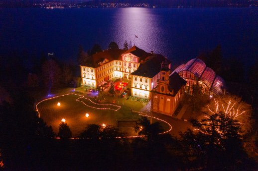 Konstanz-Mainau-Christmas-Garden-Schloss-Palmenhaus-Schlosskirche-Bodensee-Abend-02_Copyrig.jpg