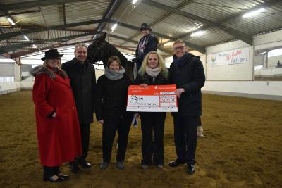 Trafen sich zur Spendenübergabe in der Reithalle der RSG Eddersheim: Eva Knapp, Filialleiterin der Taunus Sparkasse in Hattersheim, Landrat Michael Cyriax, Martina Oribold, Fachübungsleiterin der RSG, Daniela Herrmann, 2. Vorsitzende, und Markus Franz, Vorstandsmitglied der Taunus Sparkasse