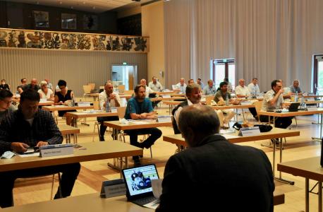 Mitglieder der Vollversammlung in der Eninger HAP-Grieshaber Halle