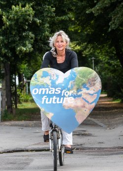 Cordula mit Erdherz 2_(C) Wolfgang Schmidt.png