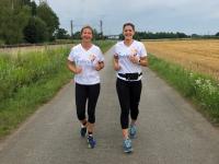 Im Landkreis Deggendorf laufen Heidi Froschauer und Christina Lunglhofer für den virtuellen VR-Lauf von Osterhofen nach Künzing.
