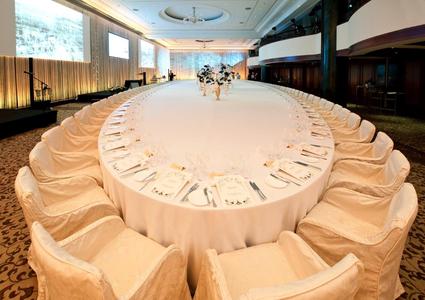 KAE Adlon Tischdecke gedeckt oval ganz front (Copyright by KAECHELE GmbH und Hotel Adlon Kempinski Berlin)