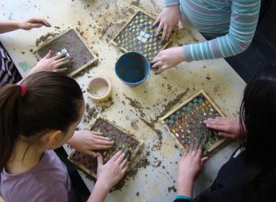 Mosaiklegen. Foto: Jugendamt