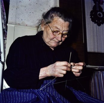 k_Beim Stricken Frau Allendorf 65'.jpg