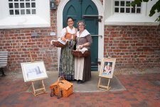 Krummhörn-Greetsiel: Historische Ortsführung in Greetsiel: Mit Daje und Geeske auf Zeitreise durch Ostfriesland