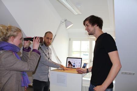 Die MID-Studenten Lucas Köhler (links) und John Moss erklären einer
Ausstellungsbesucherin in Osnabrück, wie ihr digitales Fernglas "Itto"
funktioniert