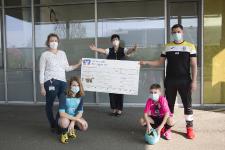 Gemeinsam mit Trainer Antonio Bava übergeben Nachwuchsspieler des FV Malsch den Spendencheck an Cathrin Hildenbrand (li.) und Pflegedienstleitung Sabine Murawski (Mitte) / Bild:  Petra Geiger, Städtisches Klinikum Karlsruhe