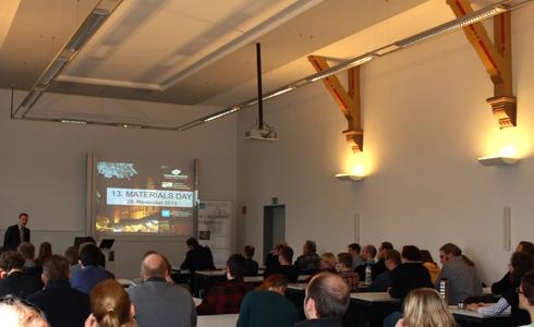 Rund 80 Teilnehmerinnen und Teilnehmer besuchten den "Materials Day" der Hochschule Osnabrück. Studierende, Forscher und Praktiker aus der Industrie tauschten sich über aktuelle Entwicklungen im Leichtbau und in der Kautschuk-Technologie aus
