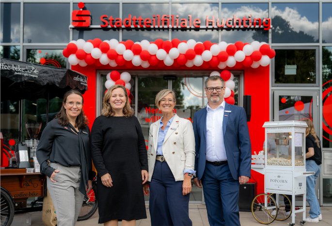 Generalbev. Sonja Kastin (2.v.l.) mit Franziska Heider Sabine Hinne u Mathias Engelken alle  Spk.jpg