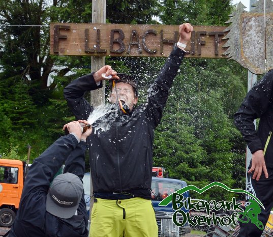 Bierdusche-für-Daniel-Schamul-2.Platz-Downhill-Bikepark-Bash-2016.jpg