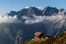 Die 1929 erbaute Kaltenberghütte in Vorarlberg wird mit der Unterstützung von Auszubildenden aus dem Kammerbezirk Reutlingen modernisiert und umgebaut