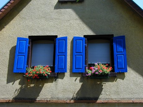 22_Fensterläden und bzw. oder Rollläden bieten Sonnenschutz_Juni_2015.JPG