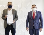 Unter Corona-Bedingungen erhielt Joachim Gärtner (links) aus den Händen von Kammerpräsident Klaus Hofmann seine Bestellungsurkunde / Foto: Handwerkskammer