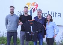 Jonas Ermes, Andreas Luthe, Andreas Schöfbeck und Antonia Abwander (von links nach rechts) freuen sich auf die Zusammenarbeit beim Präventionsprojekt „Bunter Ball“.