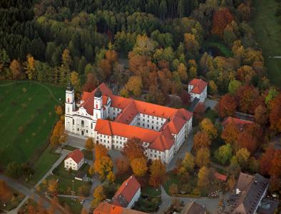 Sicher tagen in barockem Ambiente: Kloster Irsee wieder für Besucher und Gäste geöffnet / Luftbild: H-R Flugbild, Oberstdorf