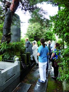 Die Gedenkstele Mikao Usuis in Tōkyō, ein steinernes Zeugnis des Lebens und Wirkens des Begründers der Usui Reiki Methode.