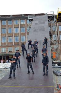So cool kann Dachdecker sein: Zahlreiche Auszubildende im Dachdeckerhandwerk waren am Bau der größten Rampe des „Red Bull District Rides“ in Nürnberg im Sommer 2014 beteiligt