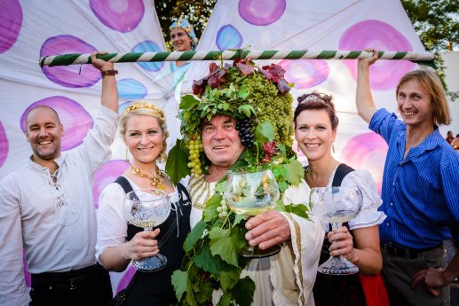 Festeröffnung mit Kishn Krypke, Friedrich Aust, den Weinhoheiten 2012 Katja Riedel und Christin.JPG