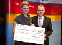 Preisträgerin Cathrin Bock (links) zusammen mit dem stellvertretenden Geschäftsführer Roland Schmitt (rechts)