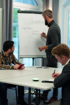 mti04bk_meeting time_Troika(11).jpg