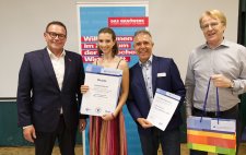 Florie-Marie Martin aus Viernheim hat mit einem Schnitt von 1,7 die Bestnote unter den diesjährigen Absolventinnen und Absolventen zum Geprüften Betriebswirt nach der Handwerksordnung erreicht. Handwerkskammerpräsident Klaus Hofmann (links), der Leiter der Bildungsakademie, Marcus Braunert (zweiter von rechts), und der Vorsitzende des Prüfungsausschusses, Eric A. Reynaud (rechts), gratulieren.