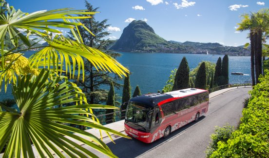 Bernina Express Bus am Lago di Lugano_Copyright Rhaetische Bahn_swiss-image.ch,Christof Son.jpg