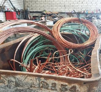 Der Schrotthändler Solingen holt Altmetall und sonstigen Schrott nach vorheriger Terminabsprache kostenfrei beim Kunden ab und sortiert ihn in Vorbereitung der Zuführung zu den Wiederaufbereitungsanlagen. Verfügt der Kunde über größere Mengen Altmetall, Elektro- und Computerschrott, so besteht außerdem die Möglichkeit des Schrottankaufs.
