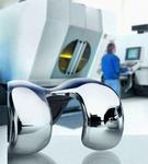 Medizintechnik für Maschinenbauer: Fertigung eines Knie-Implantates an einer CNC-Maschine (Bild: Siemens) 