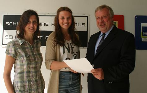 Schulleiter Joachim Kreter von der BBS Handel übergibt der Auszubildenden Alisa Senkel (Mitte) die Urkunde für den Preis des Bundestagspräsidenten beim Europäischen Wettbewerb. Mit dabei: Fachlehrerin Dagmar Illner von der BBS Handel