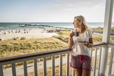 Auch das neue Gesicht der Ostsee mit modernen Unterkünften und lässiger Gastronomie findet ihren Platz / Bild: www.ostsee-schleswig-holstein.de/Oliver Franke