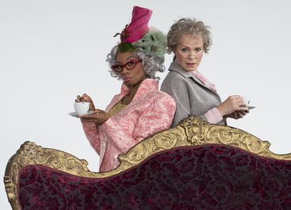 Miss Betterknower (Christina Clark) und Fräulein Vorlaut (Marie-Helen Joël) / Foto: Saad Hamza