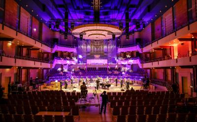 Aufnahmekameras statt Live-Publikum: Dirigent Tomáš Netopil und die Essener Philharmoniker brachten die weihnachtliche Musik aus dem leeren Alfried Krupp Saal der Philharmonie Essen diesmal zu den Konzertfreunden nach Hause – hier mit Aalto-Sopranistin Christina Clark und Götz Alsmann am Klavier