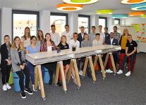 Foto: uniVersa, Die neuen Auszubildenden und dualen Studenten bei der uniVersa – mit Ausbildungsleiterin Helen Pfahl (2. von rechts).