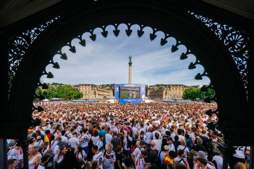 Stuttgart_Fan Zone Schlossplatz_Musikpavillon_c_in.Stuttgart_T. Niedermüller.jpg