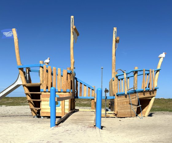 Zwei-Mast-Spielsegelschiff aus Holz.jpg