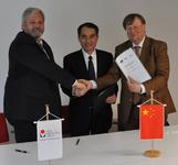 v.l.n.r.: Vizepräsident der FH Lübeck, Prof. Dr. Joachim Litz; Präsident der ZUST, Prof. Dr. YE Gaoxiang und Präsident der FH- Westküste Prof. Dr. Hanno Kirsch (Foto: FH Lübeck)