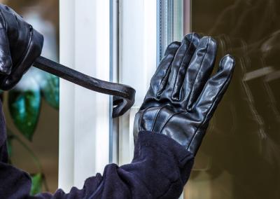 Fenster im Erdgeschoss und Souterrain sowie Balkon- und Terrassentüren sind bei Einbrechern bevorzugte Einstiegspunkte / Bild: Rainer Fuhrmann/fotolia.com/bauemotion