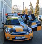 Beladen das Follow-me-Car mit den ersten Stapeln der spanischen Hannover-Broschüre zur Verteilung in den Maschinen von Iberia Express: Dr. Raoul Hille, Geschäftsführer des Hannover Airports (li.), und Hans Christian Nolte, Geschäftsführer der Hannover Marketing und Tourismus GmbH (HMTG), vorm Haus der Wirtschaftsförderung