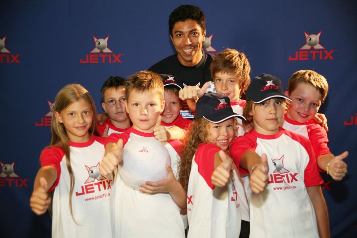 Giovane Elber mit JETIX-Fußballschülern.jpg