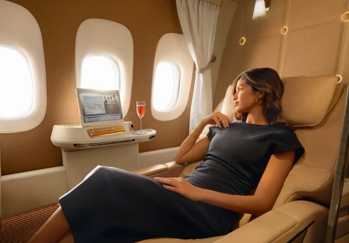 First-Class-Emirates-mit-Champagner.jpg